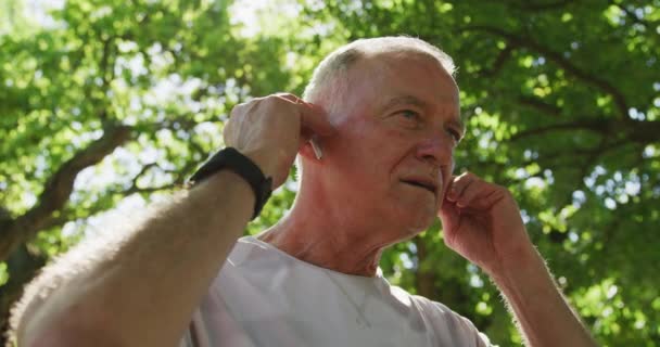 Vit Man Som Tränade Parken Sportkläder Hade Hörlurarna Och Log — Stockvideo