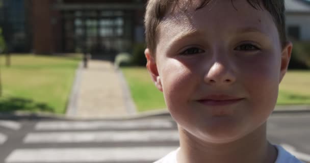 Beyaz Bir Çocuğun Portresi Kameraya Bakıyor Gülümsüyor Arka Planda Yaya — Stok video