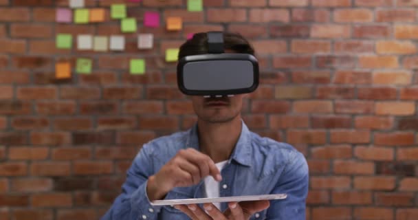 사무실에서 일하는 캅카스 사업가들은 헤드셋을 디지털 태블릿 메모를 했습니다 창의력 — 비디오