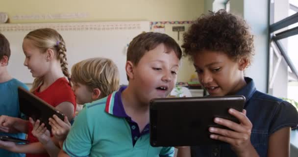 Groupe Multi Ethnique Enfants Debout Ensemble Utilisant Des Tablettes Informatiques — Video
