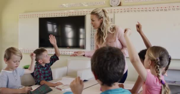 Mnohonárodnostní Skupina Dětí Jejich Bělošská Učitelka Sedící Během Lekce Třídě — Stock video