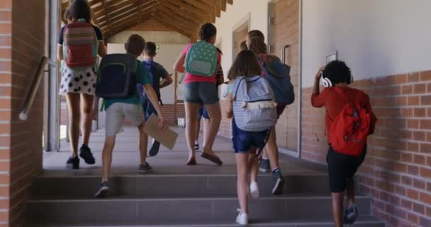 Wieloetniczna Grupa Dzieci Plecakach Spacerująca Korytarzu Podczas Przerwy Zwolnionym Tempie — Wideo stockowe