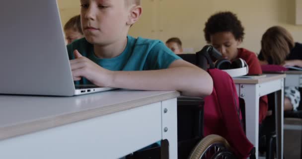 Blanke Jongen Een Rolstoel Klas Met Een Laptop Met Zijn — Stockvideo