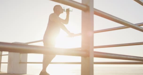 Starszy Mężczyzna Rasy Kaukaskiej Ćwiczący Promenadzie Nad Morzem Sportowych Ciuchach — Wideo stockowe