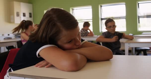 Běloška Sedící Opírající Stůl Svými Spolužáky Pozadí Zpomaleném Filmu Vzdělání — Stock video