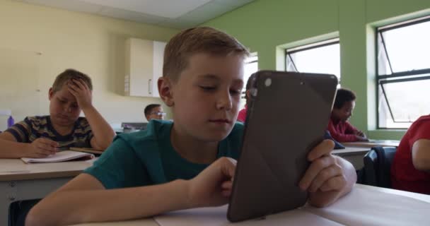 Kaukasischer Junge Der Einem Schreibtisch Klassenzimmer Sitzt Und Einen Tablet — Stockvideo