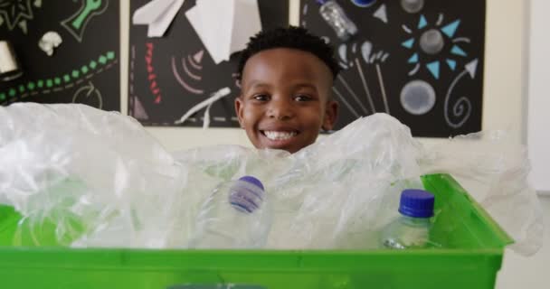 Porträt Eines Afrikanisch Amerikanischen Jungen Der Eine Recyclingkiste Der Hand — Stockvideo