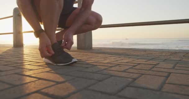 Lav Del Senior Fit Kaukasiske Mand Arbejder Promenaden Ved Havet – Stock-video