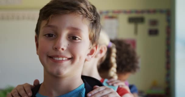 Sınıfta Sınıf Arkadaşlarıyla Aynı Sırada Ele Tutuşmuş Kameraya Bakıp Gülümseyerek — Stok video