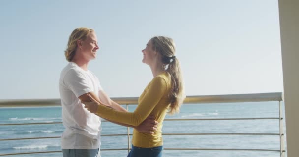 Pareja Caucásica Casa Pie Abrazándose Balcón Disfrutando Del Tiempo Juntos — Vídeos de Stock