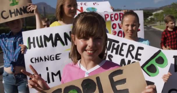 Portrait Une Fille Caucasienne Regardant Caméra Des Enfants Portant Des — Video