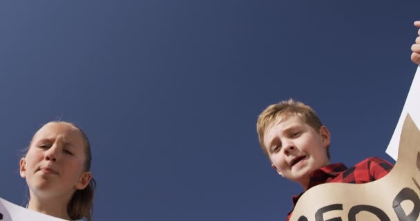 Gruppo Multietnico Bambini Che Camminano Lungo Una Strada Marcia Protesta — Video Stock