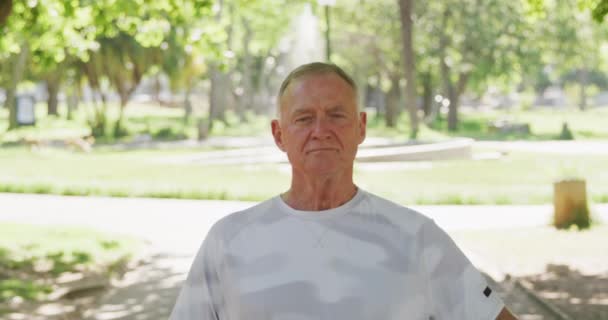 Parkta Spor Kıyafetleriyle Çalışan Durup Kameraya Gülümseyen Yaşlı Beyaz Adamın — Stok video