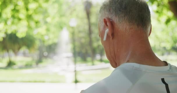 Senior Passform Vit Man Tränar Parken Bär Sportkläder Fixa Sina — Stockvideo