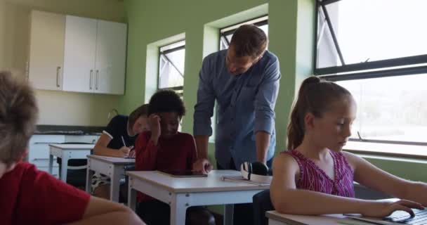 Profesor Varón Caucásico Pie Aula Durante Una Lección Ayudando Niño — Vídeos de Stock