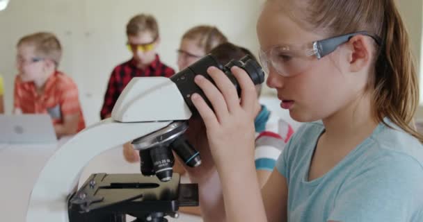 Primer Plano Una Chica Caucásica Sentada Escritorio Usando Microscopio Durante — Vídeos de Stock