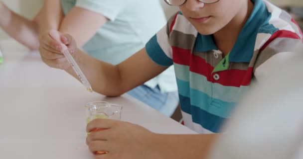 Garçon Caucasien Assis Bureau Utilisant Une Pipette Bécher Pendant Cours — Video