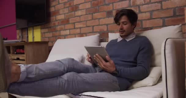 Glücklicher Kaukasischer Geschäftsmann Der Einem Modernen Büro Auf Dem Sofa — Stockvideo