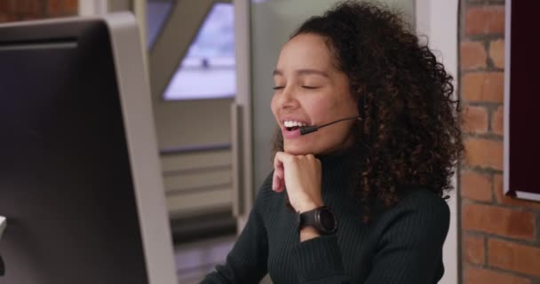 Portret Mieszanej Rasy Profesjonalnej Bizneswoman Pracującej Nowoczesnym Biurze Korzystającej Komputera — Wideo stockowe