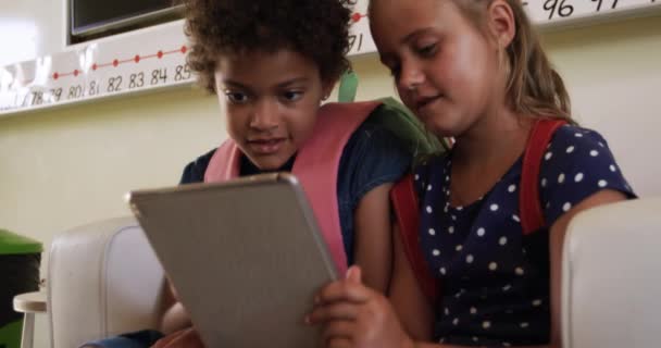 Garotas Caucasianas Afro Americanas Sentadas Assento Olhando Para Computador Tablet — Vídeo de Stock