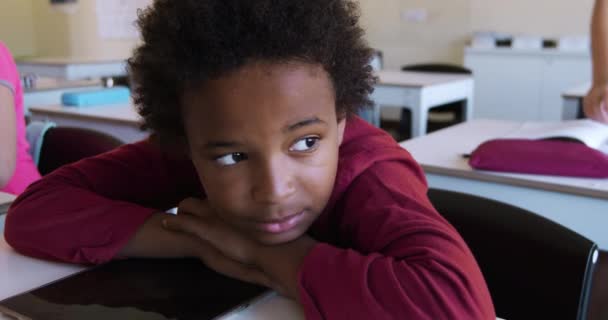 아프리카 미국인 책상에 앉아서 태블릿 컴퓨터를 천천히 움직이고 있습니다 학교에서의 — 비디오