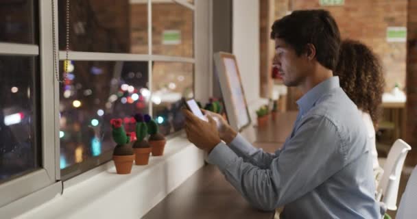 Seitenansicht Des Kaukasischen Geschäftsmannes Der Einem Modernen Büro Mit Einem — Stockvideo