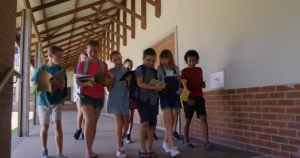 Groupe Multiethnique Enfants Portant Des Sacs Dos Marchant Dans Couloir — Video