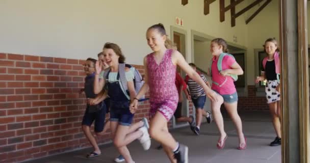 Çok Irklı Bir Grup Çocuk Sırt Çantaları Takıyor Molada Açık — Stok video