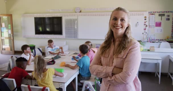 Kaukasiska Kvinnliga Lärare Står Ett Klassrum Med Armarna Korsade Tittar — Stockvideo