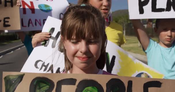 Portrait Une Fille Caucasienne Regardant Caméra Des Enfants Portant Des — Video