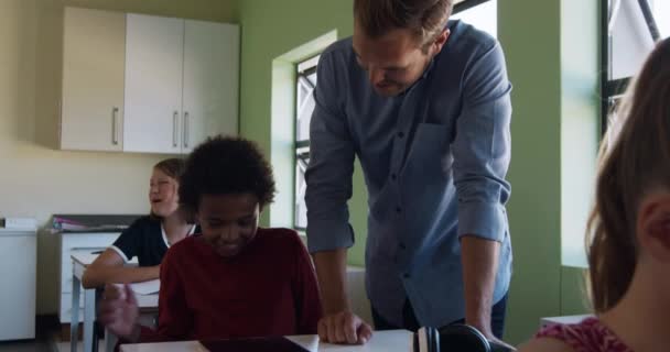 교사가 수업중 교실에 아프리카계 미국인 소년을 느리게 움직이도록 도왔습니다 학교에서의 — 비디오