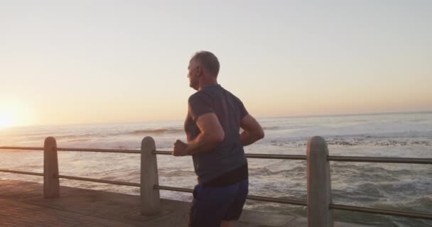 Senior Passform Vit Man Som Tränar Strandpromenaden Vid Havet Bär — Stockvideo