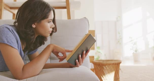 Beyaz Kadın Hafta Sonları Evde Dinleniyor Kanepede Uzanıyor Kitap Okuyor — Stok video