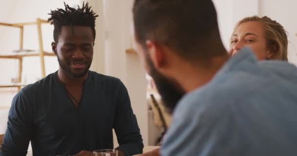 Çok Irklı Bir Arkadaş Grubu Hafta Sonları Evde Dinleniyor Yerde — Stok video