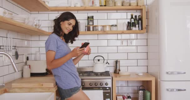 Caucasian Woman Relaxing Home Weekend Standing Kitchen Table Using Smartphone — Stock Video