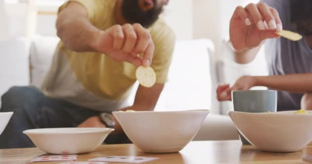 Çok Irklı Bir Arkadaş Grubu Hafta Sonları Evde Oturup Kanepeye — Stok video