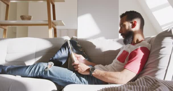 Homem Raça Mista Relaxando Casa Fim Semana Sentado Sofá Usando — Vídeo de Stock