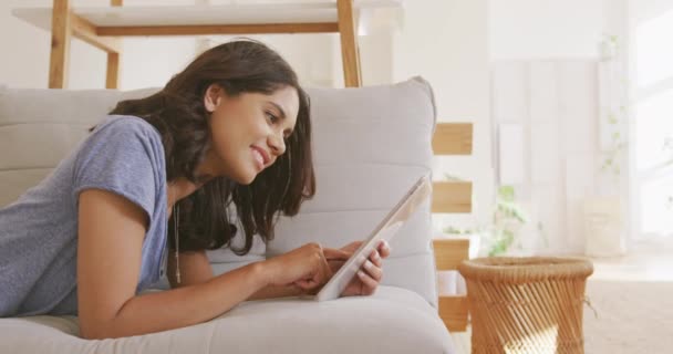 Mulher Branca Relaxando Casa Fim Semana Deitada Sofá Usando Tablet — Vídeo de Stock