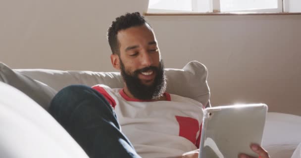 Homem Raça Mista Relaxando Casa Fim Semana Sentado Sofá Usando — Vídeo de Stock