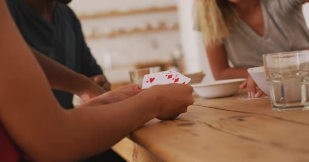 Grupo Multiétnico Amigos Disfrutando Tiempo Juntos Relajándose Casa Fin Semana — Vídeos de Stock