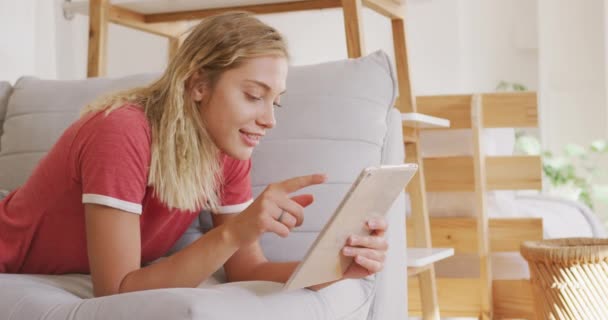 Mulher Branca Relaxando Casa Fim Semana Deitada Sofá Usando Tablet — Vídeo de Stock