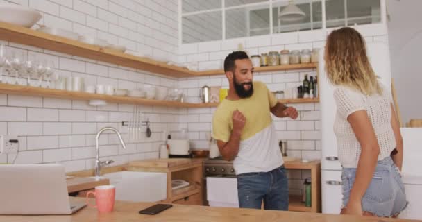 Blanke Man Vrouw Genieten Van Hun Tijd Samen Ontspannen Thuis — Stockvideo