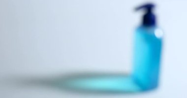 Pandemik koronavirüs kovid 19 'a karşı dezenfektan korumasını kapat ve güvenlik için beyaz bir masada yavaşça uzan.