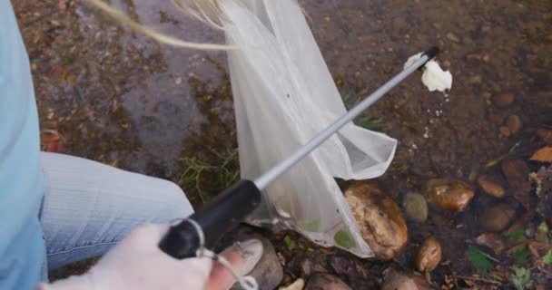 Widok Białą Wolontariuszkę Sprzątającą Rzekę Słoneczny Dzień Wsi Zbierającą Śmieci — Wideo stockowe