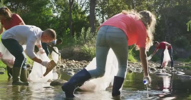 Eine Multiethnische Gruppe Glücklicher Naturschützer Säubert Einem Sonnigen Tag Auf — Stockvideo