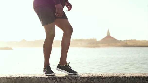 Afroamerikanischer Mann Trägt Sportkleidung Genießt Einem Sonnigen Tag Strand Sport — Stockvideo