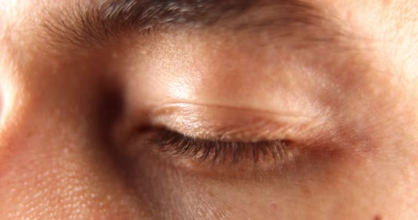 View Brown Eye Caucasian Man Looking Away Focus Dilated Pupils — Stock Video