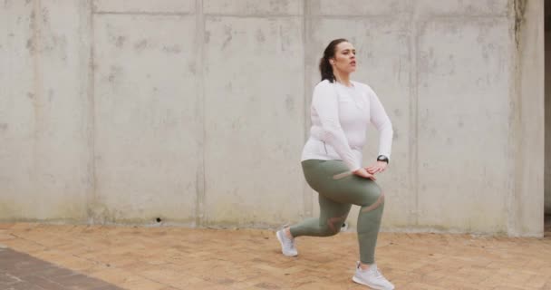 Mujer Curvilínea Caucásica Con Pelo Largo Oscuro Usando Ropa Deportiva — Vídeos de Stock