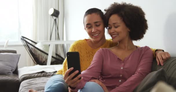 Vista Frontal Casal Feminino Misto Aproveitando Tempo Casa Juntos Sentados — Vídeo de Stock