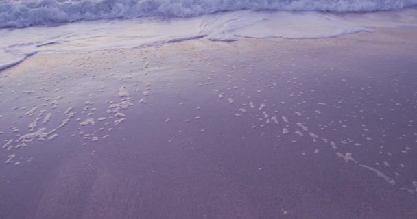 Wysoki Kąt Piaszczystej Plaży Spokojne Morze Zachodzie Słońca Strzał Zwolnionym — Wideo stockowe